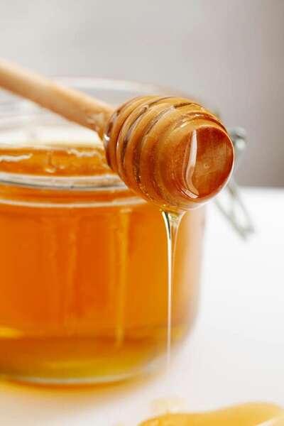 Le miel contient des traces de vitamines, de minéraux, d'électrolytes, d'enzymes, d'acides aminés et de flavonoïdes