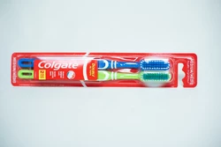 BROSSE A DENTS COLGATE DOUBLE ACTION 2 EN 1 MEDIUM